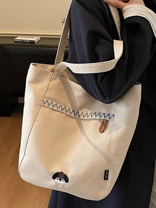 Sac bandoulière minimaliste en toile beige avec broderie chien et étiquette Teln