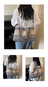 Sac cabas en toile rayé tricolore montrant les vues latérale et arrière avec bandoulière