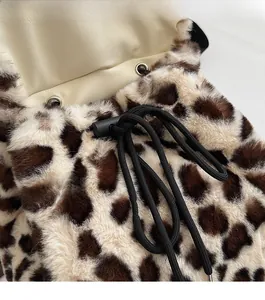 Détail du sac à dos en fausse fourrure léopard avec cordon de serrage et œillets métalliques