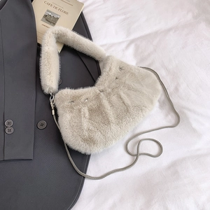 Vue détaillée du sac bandoulière en fausse fourrure beige avec chaîne serpent argentée