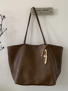 Retro brown large capacity tote bag with vintage leather texture and beaded charm