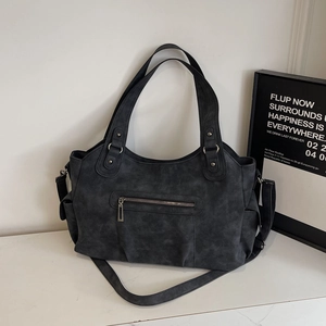 Dettaglio della borsa tote grigio scuro opaco con zip in metallo e tracolla