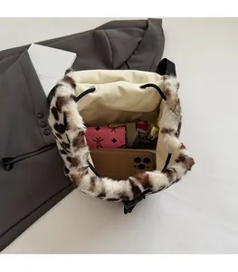 Vue détaillée de l'intérieur spacieux du sac seau en peluche avec un motif léopard chic