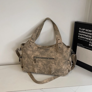 Dettaglio della grande borsa tote opaca con tasca zip frontale e tracolla regolabile
