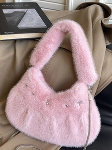 Sac à main en peluche rose avec clous étoiles argentés et bandoulière chaîne