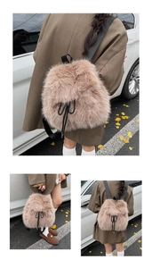 Détail d'un sac à dos en peluche marron clair avec fourrure synthétique et cordons noirs