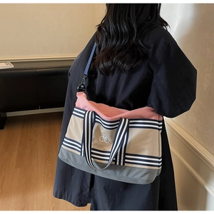 Vue détaillée du grand sac cabas avec patchwork de couleurs rose, kaki et gris foncé