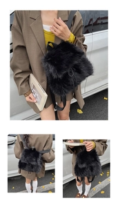 Vue détaillée du sac à dos en fausse fourrure noire avec texture moelleuse et sangles