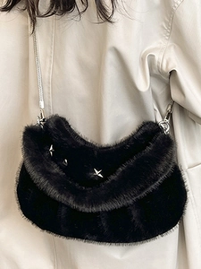 Sac à épaule chic en peluche noire avec clous en étoile argentés et chaîne élégante pour femme