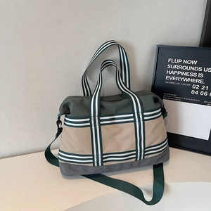 Détail d'un sac cabas en nylon multicolore avec bandoulière rayée et grande capacité