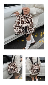 Vues multiples d'un mini sac à dos en peluche léopard avec cordon et fermeture à rabat