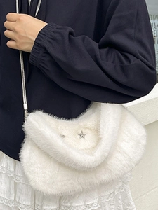Sac à épaule en peluche blanche avec étoile argentée et bandoulière chaîne pour l'automne