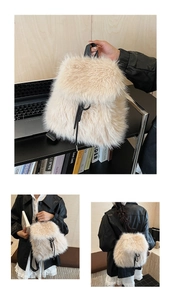 Détail du sac à dos en peluche blanc crème avec cordon de serrage et bretelles noires