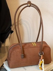 Borsa bowling vintage in camoscio marrone con manici lunghi e ciondolo con nappine