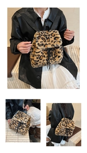Vue détaillée d'un sac à dos en peluche à motif léopard avec cordon et texture douce