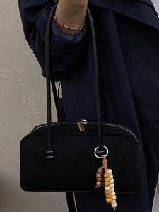 Borsa bowling vintage nera opaca con manici lunghi e ciondolo di perline colorate moda