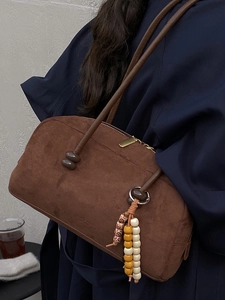Borsa bowling retrò in pelle scamosciata marrone scuro con ciondolo di perline