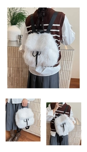 Vue en trois modes d'un sac à dos en peluche blanche avec un nœud décoratif noir