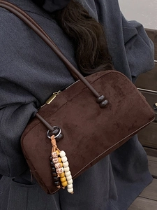 Borsa bowling retrò in pelle scamosciata marrone scuro con nappe in legno e tracolla