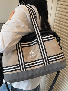 Sac fourre-tout beige et gris étanche avec sangles rayées pour les voyages et le sport