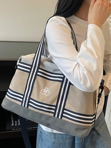 Grand sac cabas en toile avec bandoulières rayées et design bicolore pour femmes