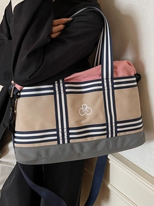 Grand sac cabas bicolore en toile avec poignées en sangle à rayures colorées