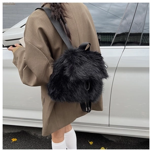 Gros plan du sac à dos en fausse fourrure noire avec cordon de serrage par modèle