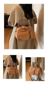 Vue triple d'un grand sac de voyage en nylon marron avec séparation humide-sec et poches