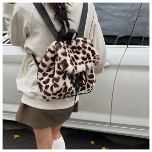 Détail du sac à dos en peluche léopard avec fermeture à cordon et sangle en nylon
