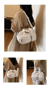 Détail du sac bandoulière en nylon crème avec poches multiples et bandoulière réglable