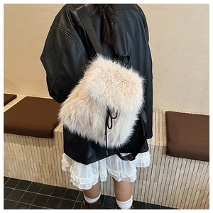 Détail d'un sac à dos en peluche crème avec cordon de serrage noir sur modèle