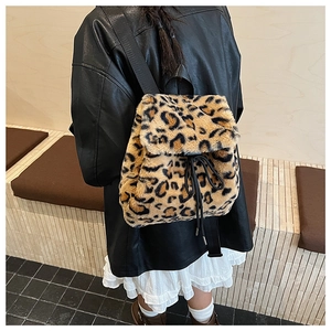 Vue arrière d'un sac à dos en peluche léopard avec cordon de serrage et rabat élégant