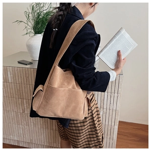 Grand sac cabas en daim marron avec poches extérieures et large bandoulière