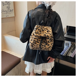 Détail du sac à dos en fausse fourrure léopard avec cordon noir et bretelles cuir