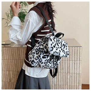 Gros plan détaillé d'un sac à dos en peluche à motif léopard noir et blanc stylé