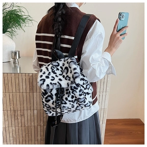 Détail du sac à dos en peluche à motif léopard avec bretelles noires sur modèle