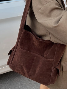 Grand sac cabas minimaliste en daim marron foncé avec bandoulière élégante