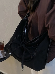 Sac bandoulière rétro en daim noir avec surpiqûres contrastées et nœud décoratif