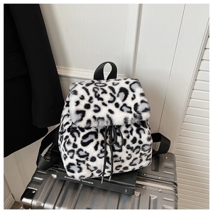Détail du sac à dos en peluche léopard sur valise avec cordon de serrage et fausse fourrure