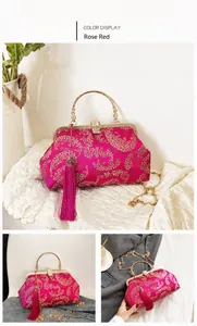 Dettaglio borsa da sera ricamata rosa rosso con motivi floreali dorati e nappe
