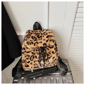 Détail du sac à dos en peluche léopard avec texture fausse fourrure et cordon noir