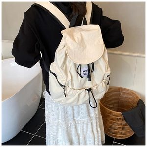 Détail d'un sac à dos en nylon léger avec fermeture à cordon et poche avant