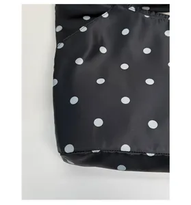 Detailansicht des silbergrauen Polka-Dot-Satin-Stoffs mit kratzfester Textur