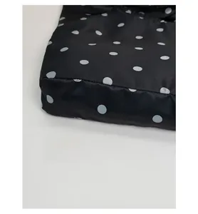Detailansicht der verstärkten Bodennaht der grau gepunkteten Satin-Tasche für Haltbarkeit