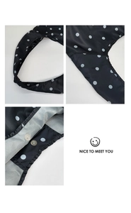 Detailansicht der Satin-Polka-Dot-Tasche mit Fokus auf Griffnähte und Magnetverschluss