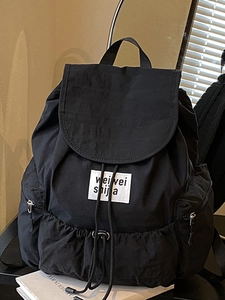 Sac à dos minimaliste en nylon noir avec cordon de serrage, rabat et poches latérales