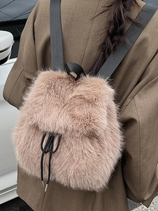 Sac à dos chic en fausse fourrure marron clair avec bretelles réglables pour l'automne