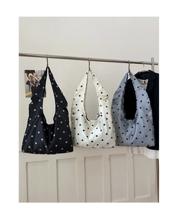 Detailvergleich von gepunkteten Tragetaschen in Schwarz, Beige und Hellblau Finish
