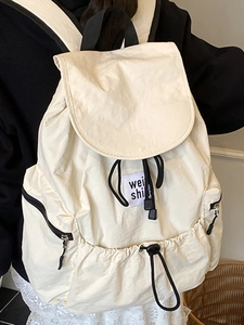 Sac à dos minimaliste en nylon beige avec fermeture à cordon et tissu lavé pour le quotidien