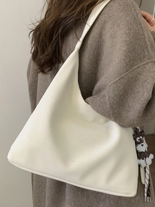 Minimalist off-white leather hobo tote bag with schnauzer charm for autumn fashion